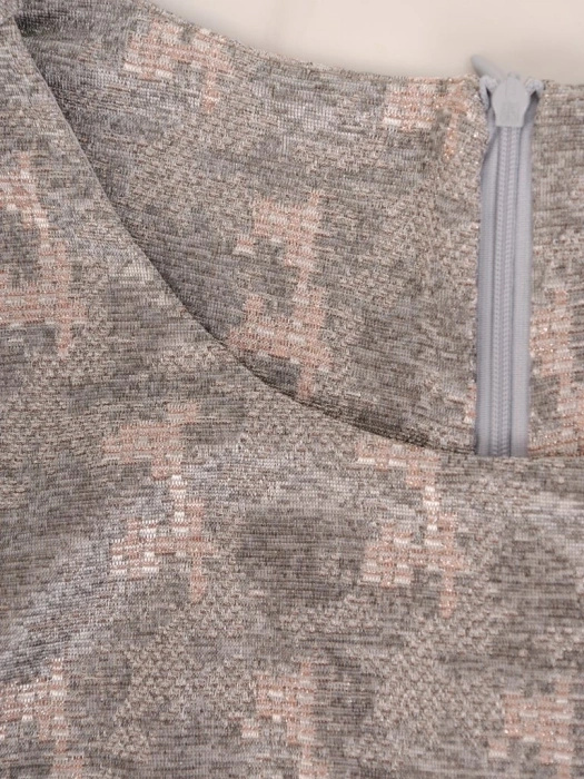 Elegancka sukienka rozkloszowana w odcieniu srebra – fason z narzutką pięknie modelujący sylwetkę 26989