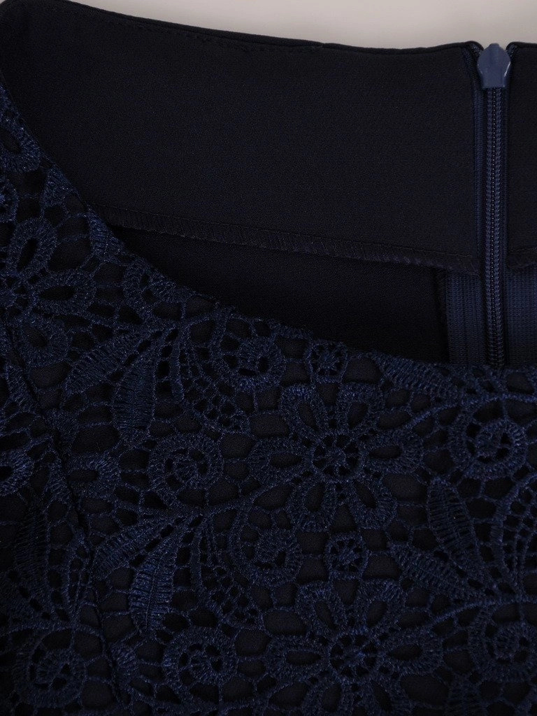 Elegancka granatowa sukienka ołówkowa na andrzejki i święta – wysmuklający fason z baskinką 19964