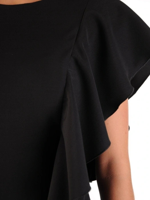 Elegancka czarna sukienka midi o prostym kroju z ozdobną falbaną – wysmuklający fason na sylwestra i święta 22222