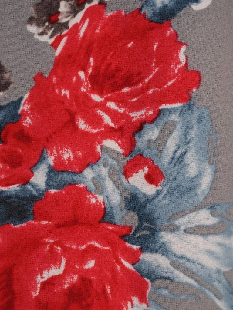 Czerwona sukienka wizytowa midi w kwiaty – kobiecy prosty krój modelujący sylwetkę 16879