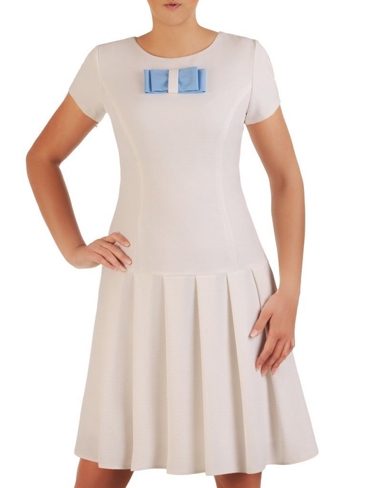 Sukienka koktajlowa, biała kreacja z ozdobnym dekoltem 26000