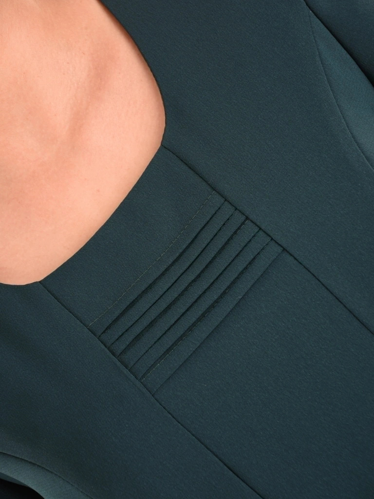 Zielona garsonka damska z sukienką i żakietem – prosty fason midi z florystyczną aplikacją 33089