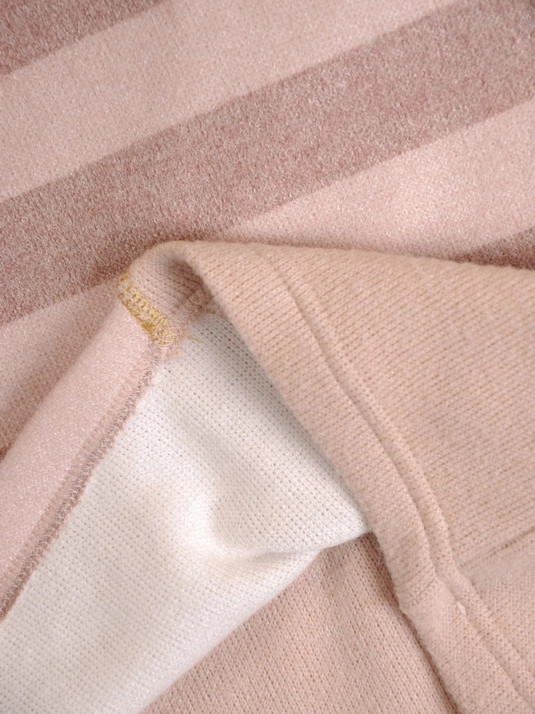 Elegancki sweter damski w paski o prostym kroju – wstawki wyszczuplające na chłodne dni 34826