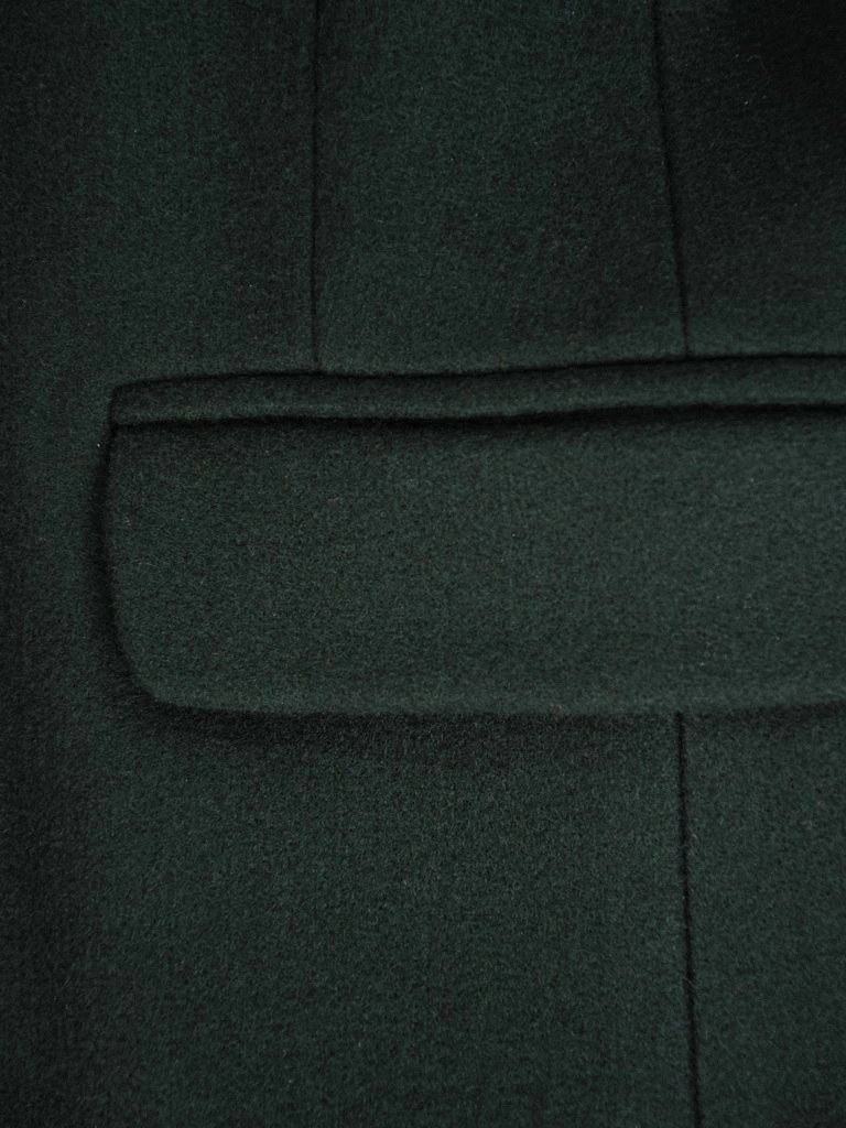 Elegancki płaszcz zimowy damski butelkowa zieleń – prosty krój z ozdobnymi klapami 27774