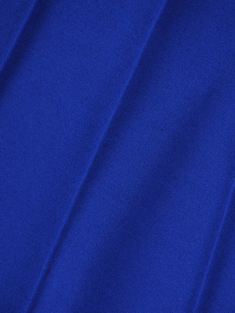Elegancka sukienka wizytowa trapezowa chabrowa – tuszujący fason z efektownym wykończeniem 36184