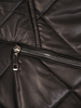 Czarna kurtka z ozdobnym kapturem i przednimi kieszeniami 31098
