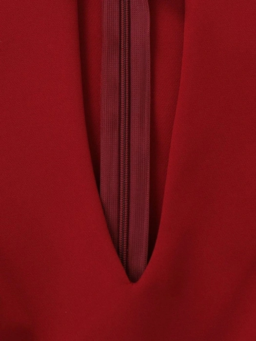 Bordowa sukienka prosta midi z dekoltem V – elegancki model do pracy i na spotkania 9133