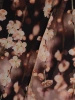 Zwiewna sukienka midi w floralny wzór na wesele – akcentujące talię wiązanie i dekolt kopertowy 26892