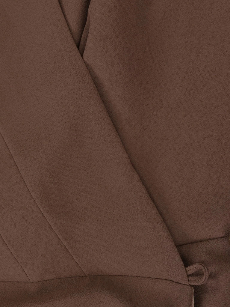 Elegancka brązowa sukienka midi z rękawem 3/4 – kopertowy dekolt i pas akcentujący talię 40247