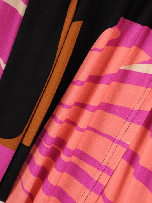 Wzorzysta letnia sukienka maxi z krótkim rękawem – rozkloszowany krój z kopertowym dekoltem 38510