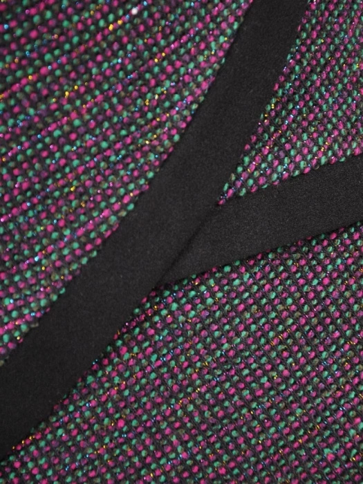 Elegancka czarna sukienka midi z rękawem 3/4 – optycznie wysmuklające wstawki i prosty fason 37090