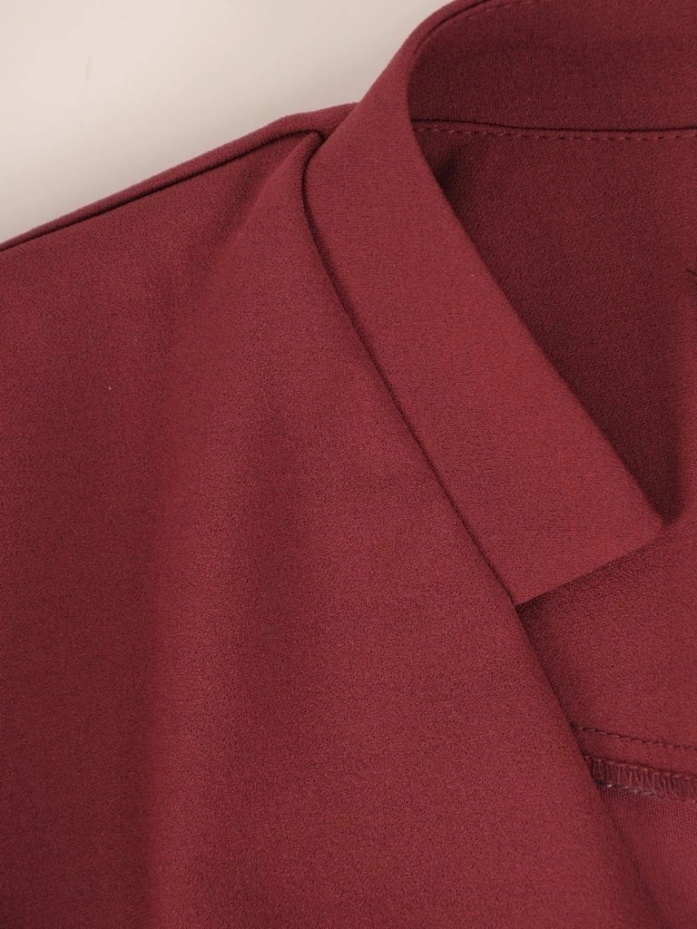 Elegancka bordowa sukienka rozkloszowana midi – kobiecy fason ze stójką pięknie modelujący talię 27921