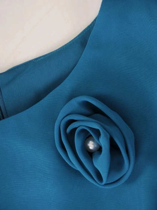 Elegancka zielona sukienka rozkloszowana maxi – kobiecy fason z efektownym rozcięciem 38657