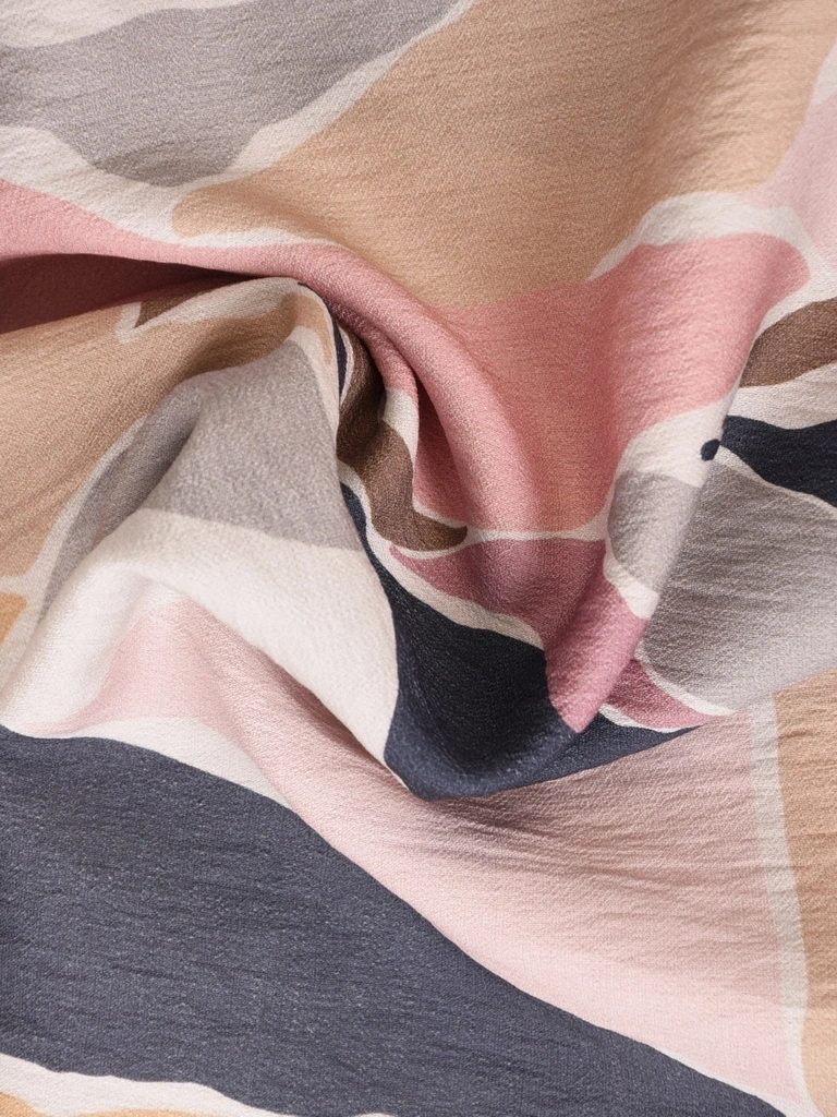 Wizytowy komplet damski ze spodniami pudrowy róż – luźny krój z dekoltem w serek pięknie modeluje sylwetkę 41755