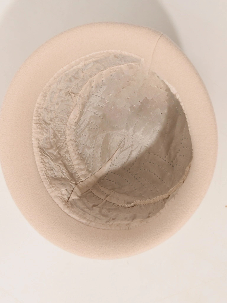 Elegancki kapelusz damski zimowy cloche kremowy – wywinięte rondo i regulacja obwodu 40519