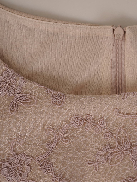 Elegancka sukienka wyszczuplająca Ewita XIII, kreacja wyjściowa z koronkowymi wstawkami.