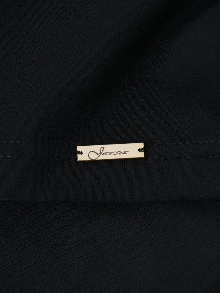 Elegancka czarna sukienka wizytowa z długim rękawem – stylowy dekolt z biżuteryjnym łańcuszkiem 8238