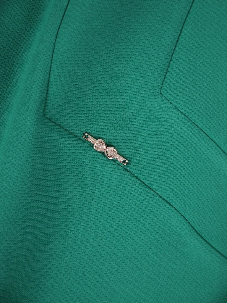 Jasnozielona sukienka koktajlowa o prostym fasonie – wyszczuplające optycznie przeszycia 39195