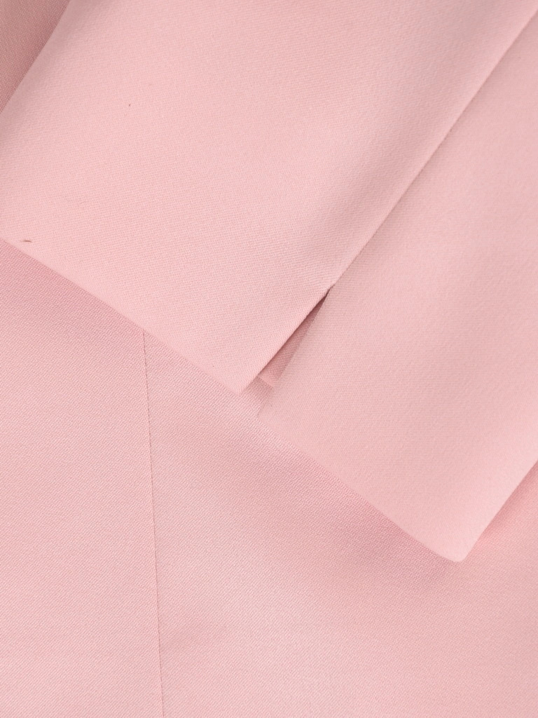 Pudrowy żakiet damski na wesele i do sukienki – prosty fason z ozdobnym zapięciem i rękawem 3/4 12188