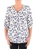 Elegancka bluzka plus size biała z granatowym wzorem, dekolt V i rękaw 3/4 – prosty krój, który wysmukla sylwetkę 40816