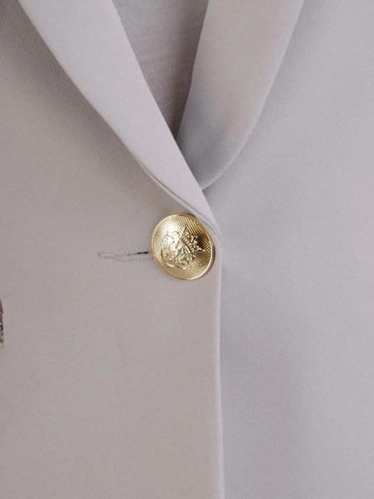 Elegancki szary żakiet damski do sukienki – prosty fason z biżuteryjnym zdobieniem 25760