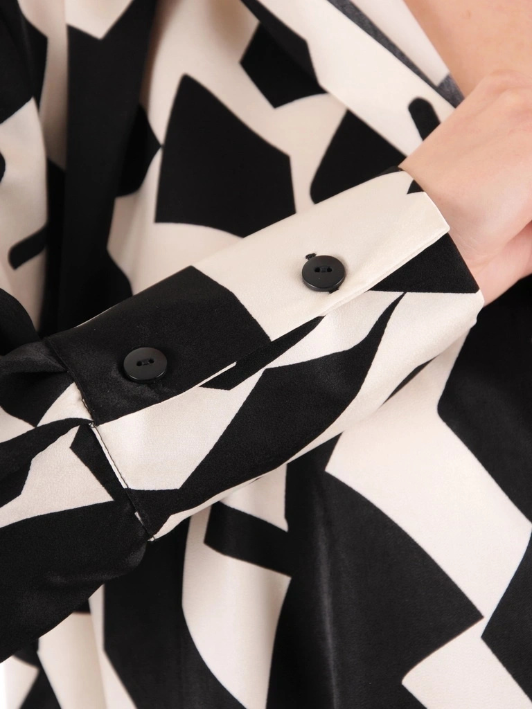 Czarno-kremowa koszula plus size z geometrycznym printem – luźny fason wysmuklający sylwetkę, idealna do biura 38281