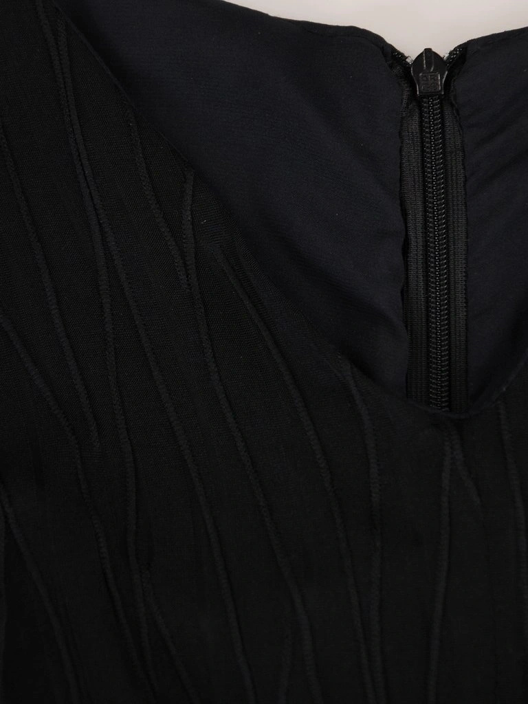Wizytowa sukienka damska o prostym kroju w czerni – eleganckie marszczenie podkreślające talię 5039