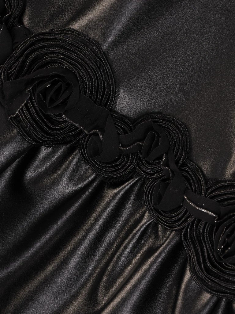 Elegancka czarna sukienka rozkloszowana do pracy – wysmuklający fason z falbaną 27972