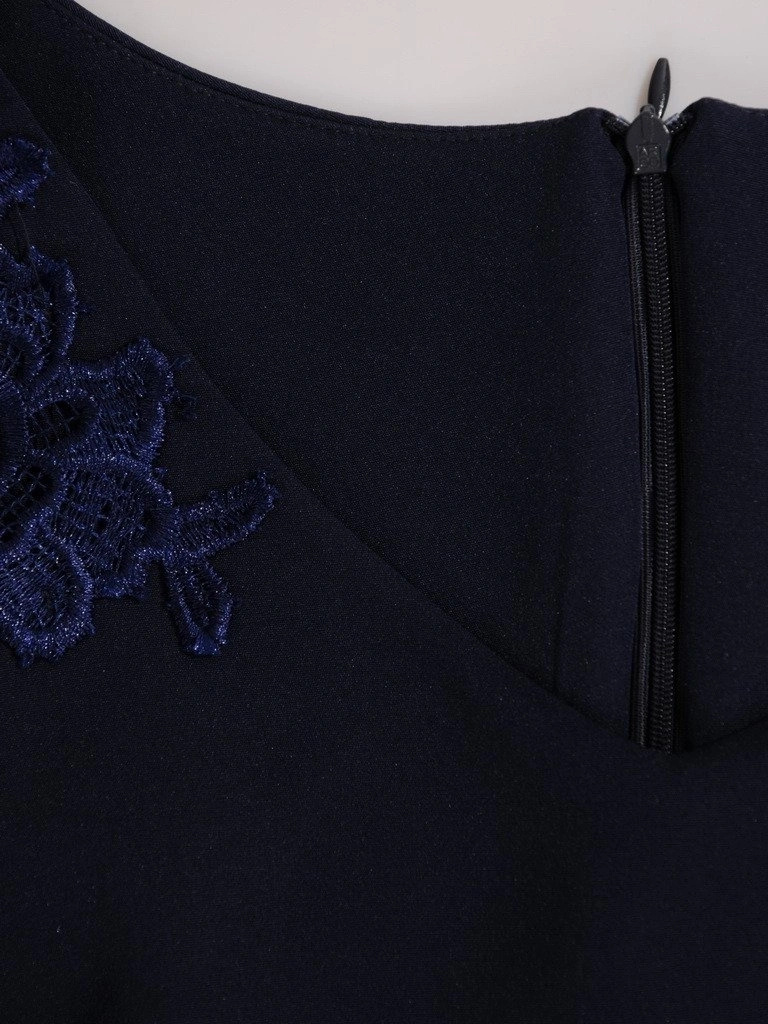 Elegancka sukienka wizytowa granatowa o prostym fasonie – zaszewki wysmuklające sylwetkę i tiul 21010