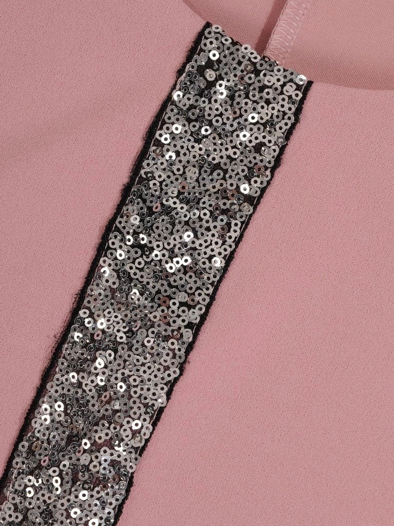 Elegancka sukienka trapezowa pudrowy róż – wizytowy fason z błyszczącym zdobieniem 23889