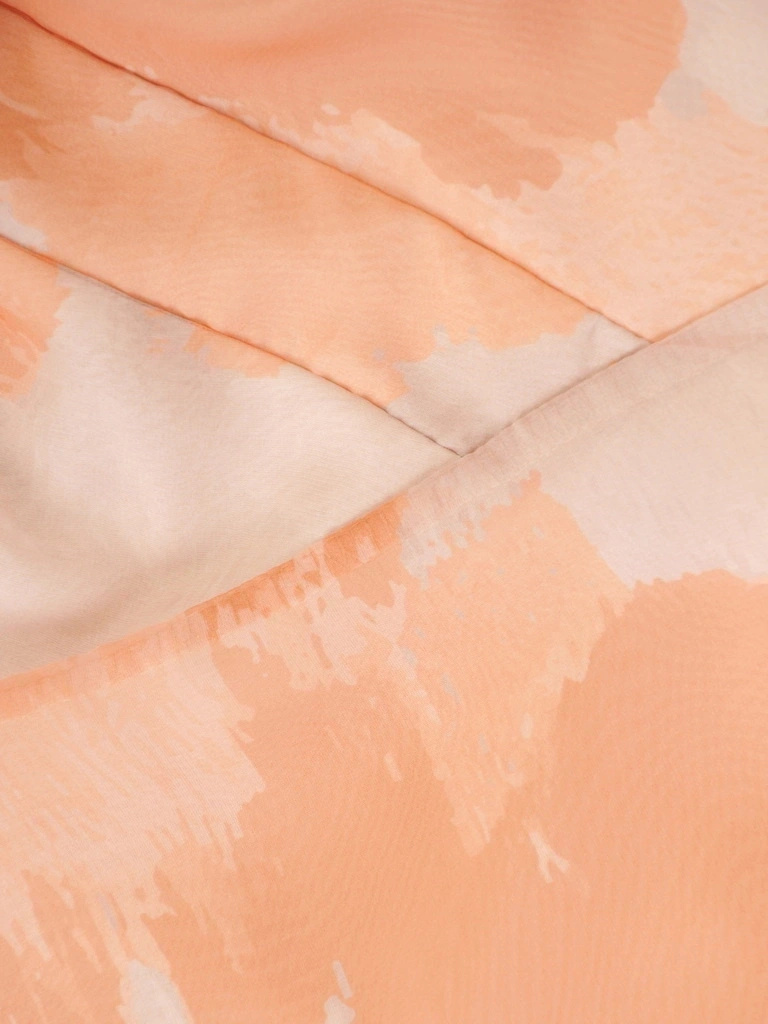 Pomarańczowo-beżowa sukienka midi z kopertowym dekoltem – rozkloszowany fason z paskiem akcentującym talię 38256