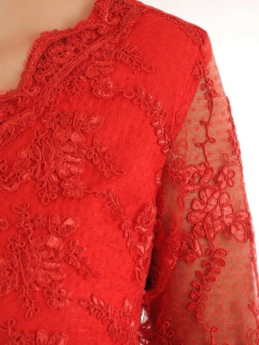 Czerwona sukienka trapezowa midi z falbaną – wysmuklający fason z dekoltem V na wesele 26426