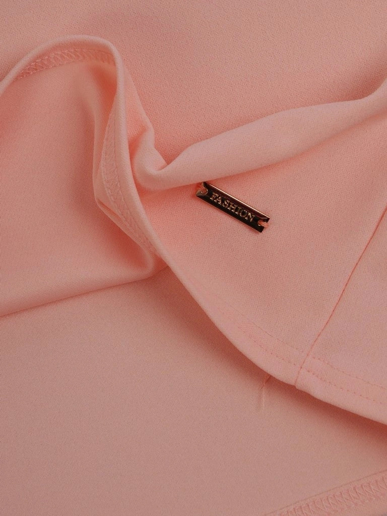 Elegancka brzoskwiniowa sukienka trapezowa mini – swobodny krój tuszujący biodra z dekoltem w łódkę 10747