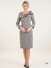 Szara sukienka midi w groszki do pracy – wysmuklający prosty fason z elegancką kokardą 31244