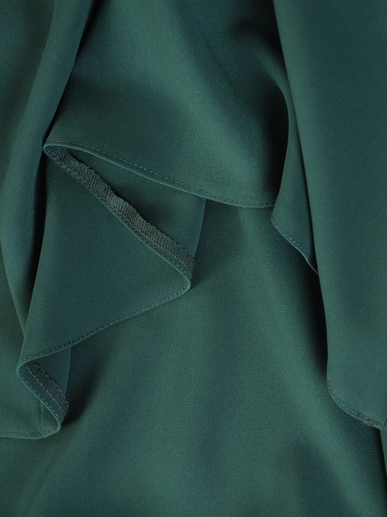 Elegancka sukienka trapezowa w kolorze butelkowej zieleni – pionowe zaszewki wysmuklające sylwetkę 34703