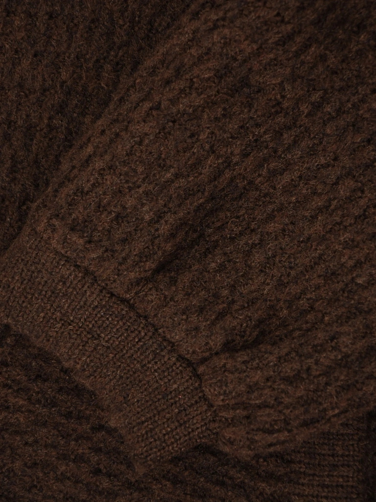 Elegancki sweter damski rozpinany w odcieniu brązu – prosty krój z kapturem i bufiastym rękawem 42174