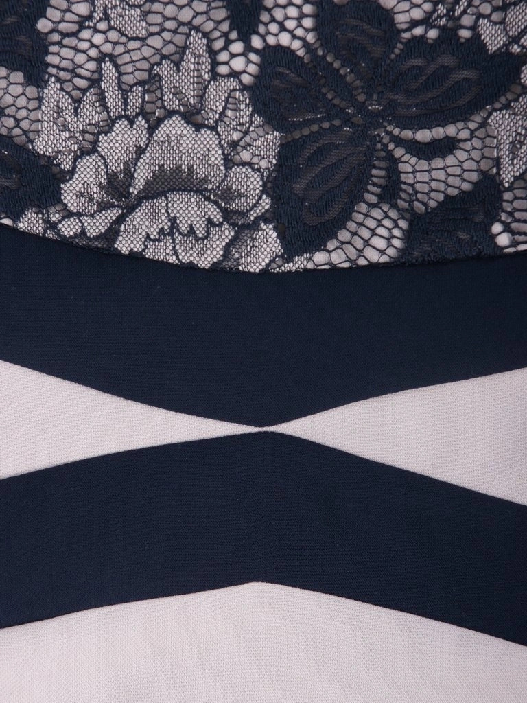 Granatowo-popielata sukienka ołówkowa w kwiaty – wyszczuplające przeszycia i elegancki dekolt łódka 14185
