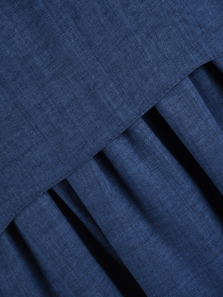 Elegancka sukienka trapezowa midi w odcieniu granatu – wysmuklający fason maskujący biodra 26432