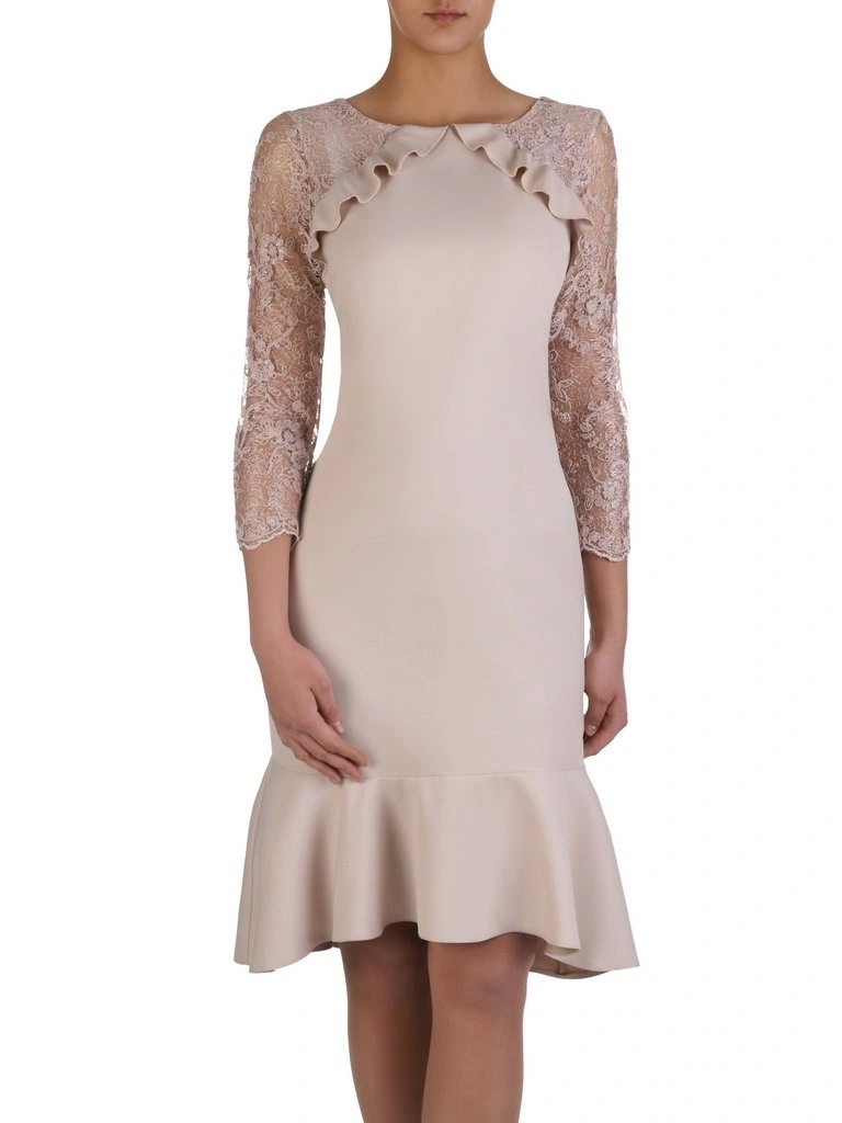 Elegancka beżowa sukienka na wesele syrenka – modelujący sylwetkę fason z koronką 15247