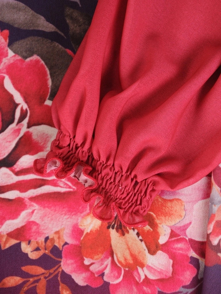Wizytowa sukienka midi w kwiaty z rękawem kimono – sprytna narzutka wysmuklająca sylwetkę 33015