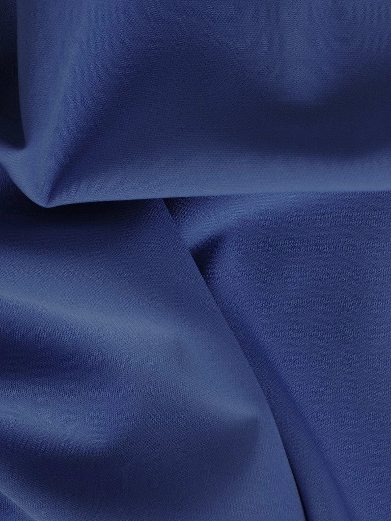 Wizytowa sukienka ołówkowa midi w kolorze niebieskim – fason modelujący sylwetkę z eleganckim dekoltem 20044