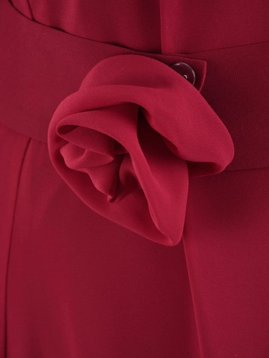 Elegancka sukienka rozkloszowana maxi w kolorze bordo – zwiewny krój z paskiem modelującym talię 41030