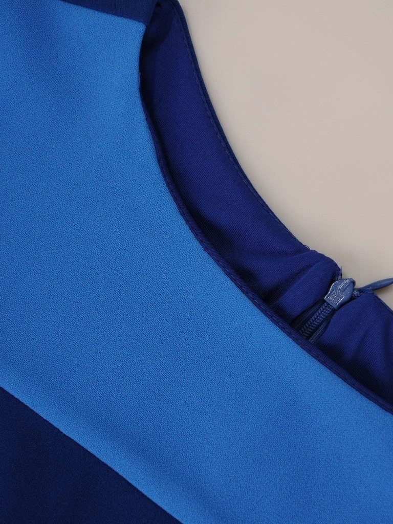 Granatowa sukienka midi o prostym kroju do pracy – modelujące przeszycia i stylowa lamówka 19350
