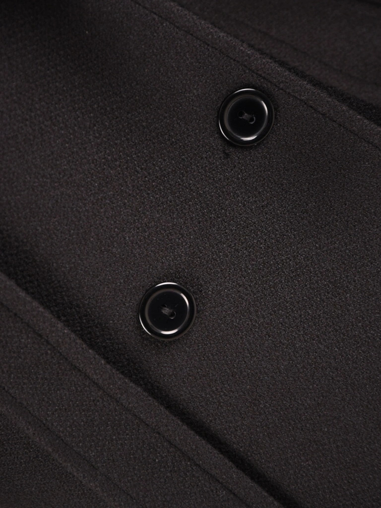 Elegancki płaszcz zimowy damski w odcieniu czerni – stylowy trencz z ozdobnymi pagonami 42241