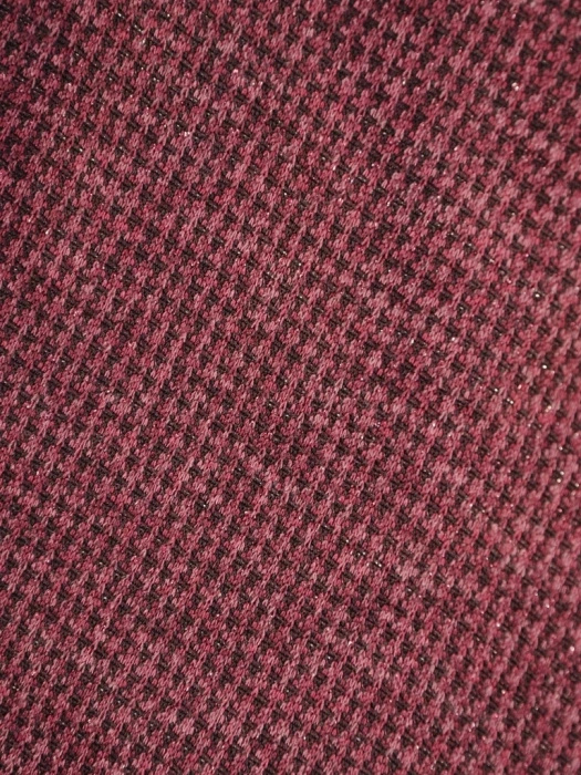 Elegancka wiśniowa sukienka midi o prostym kroju – asymetryczny dekolt i pas optycznie wysmuklający 34470