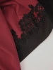 Bordowo-czarna garsonka damska z prostą sukienką midi – elegancki fason z ozdobną broszką i koronką 35008