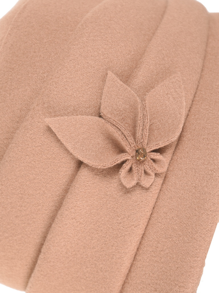 Elegancki kapelusz damski zimowy cloche beżowy – ciepły model z regulowanym obwodem 42426