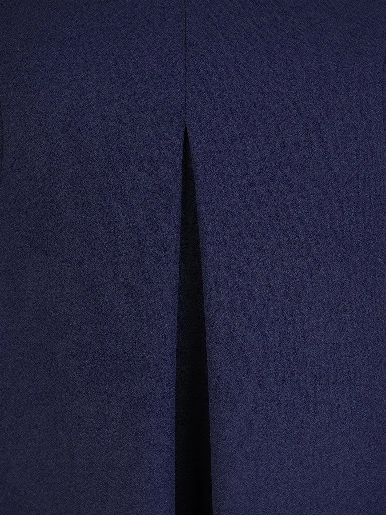 Elegancka granatowa sukienka trapezowa midi – wyszczuplające przeszycia, praktyczne kieszenie i broszka 18969