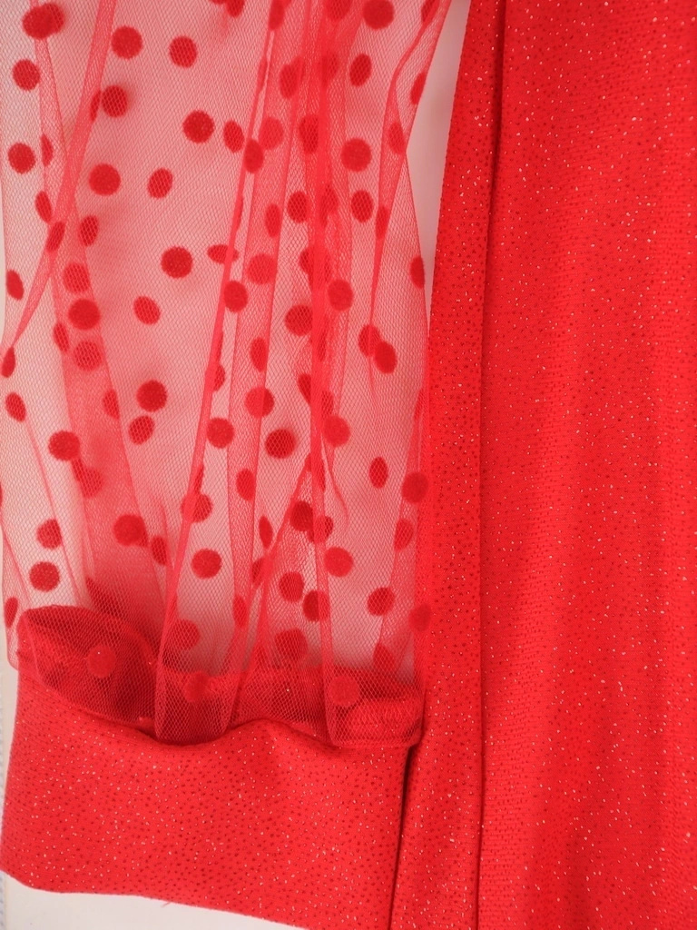 Czerwona sukienka trapezowa na święta i andrzejki – tiulowe rękawy w grochy i dół z falbaną 39348