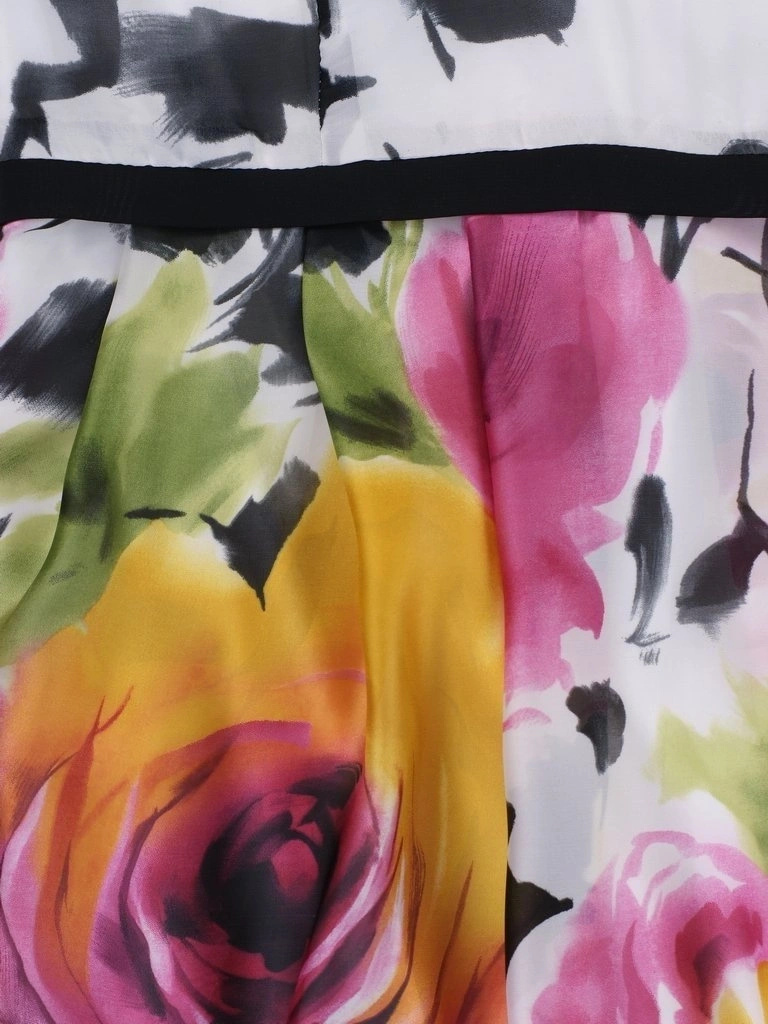 Wizytowa sukienka rozkloszowana w amarantowe kwiaty – kobiecy fason podkreślający talię 9418